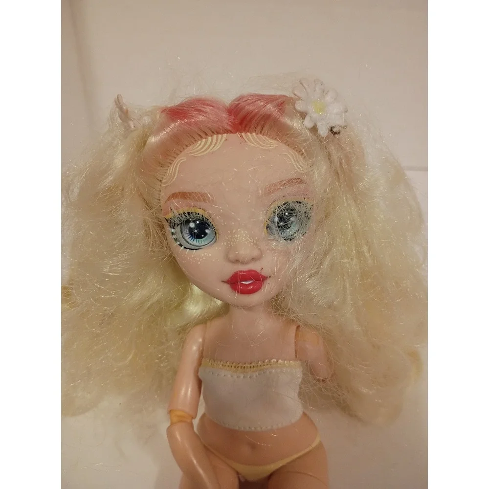 Rainbow High Delilah Fields Series‎ 4 Blonde Fashion Doll with Daisy Accessories